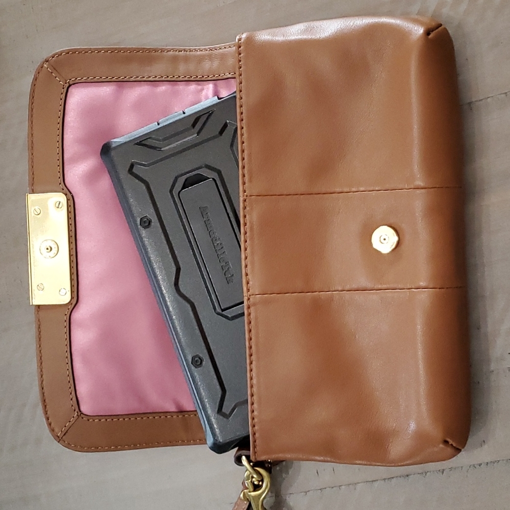 Light brown leather Coach wristlet clutch - Picture 4 of 5